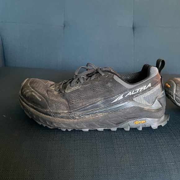 Altra Olympus 4 - Black Athletic Shoes with Lace-Up Design - Picture 5 of 8